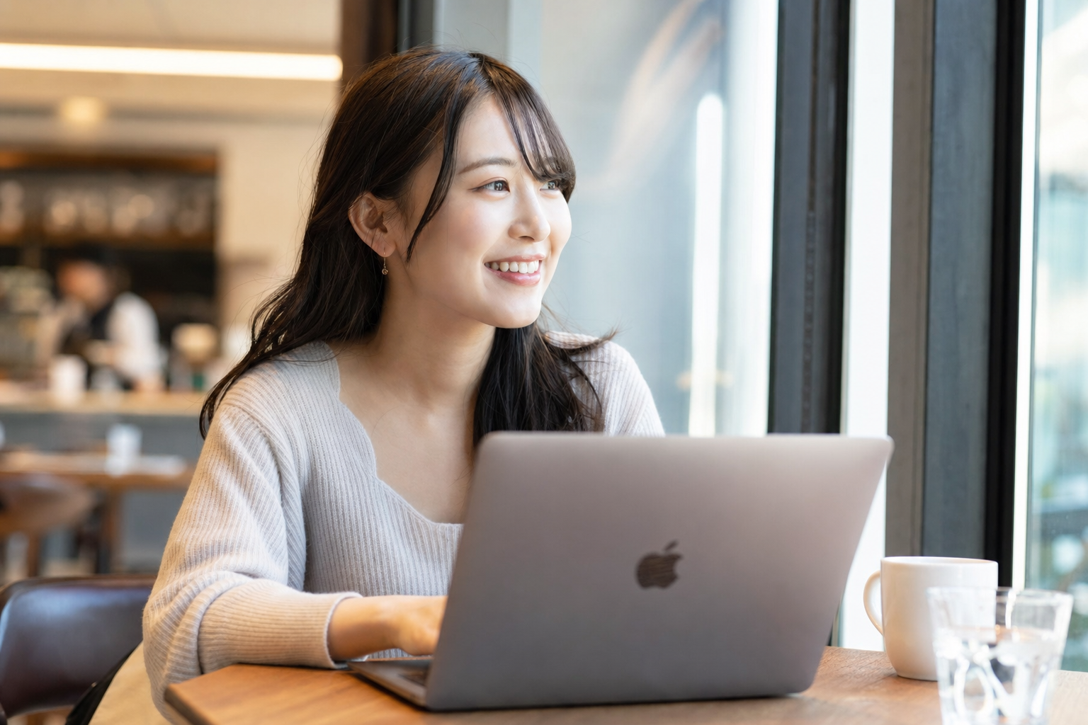 ノートPCで笑顔で学ぶ学生