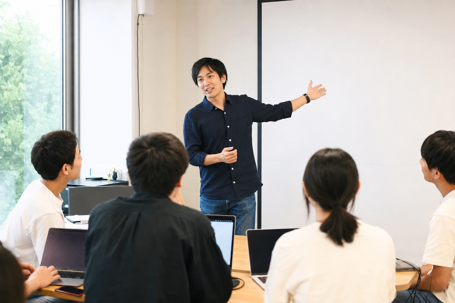 登壇者が学生に語りかけている様子