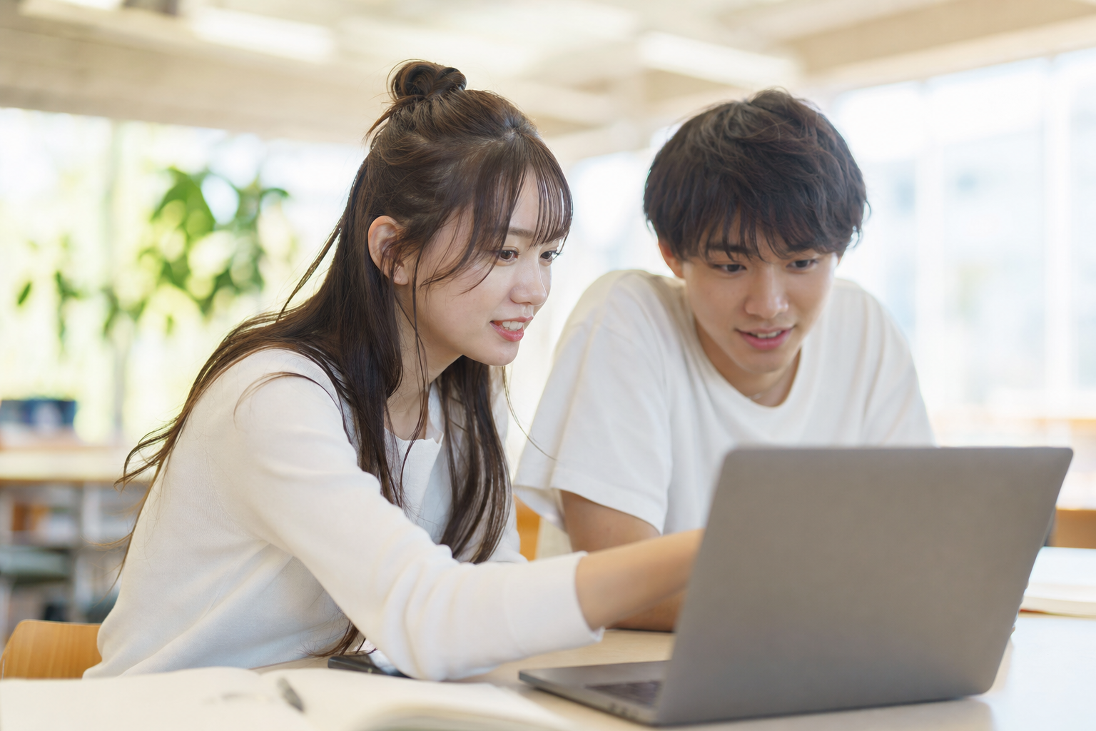 学生たちがノートPCで学んでいる様子